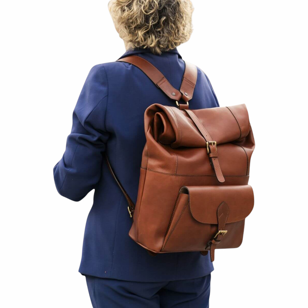 Zaino Vetrina Fiorentina in pelle di vitello marrone mogano con chiusura a fibbia indossato da una donna