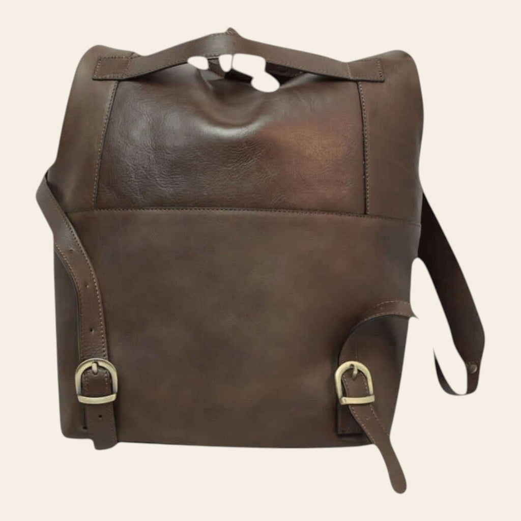 Zaino in pelle testa di moro con patta chiusa e cinturini laterali con fibbie.