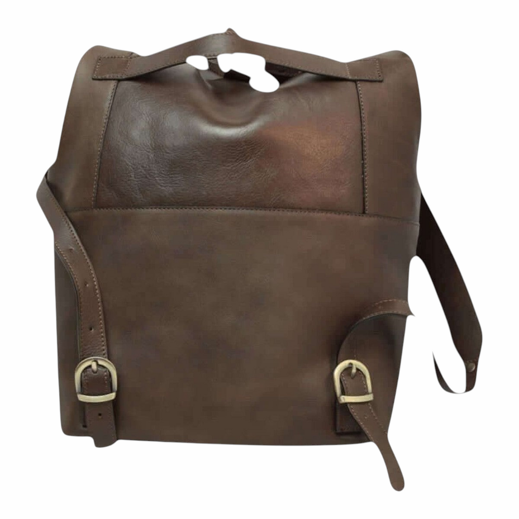 Zaino in pelle testa di moro con patta chiusa e cinturini laterali con fibbie.