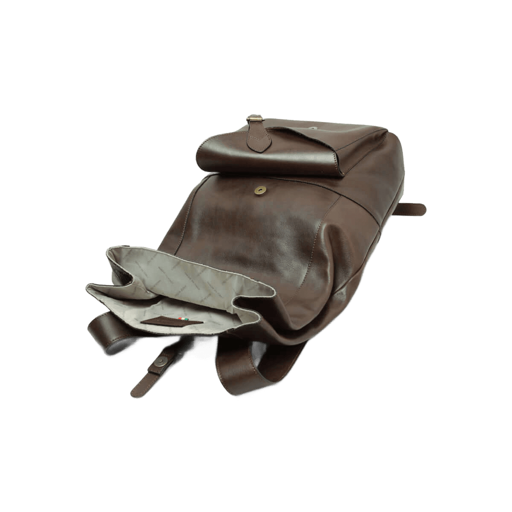 Zaino in pelle marrone con apertura superiore e patta, fibbia frontale e accessori.