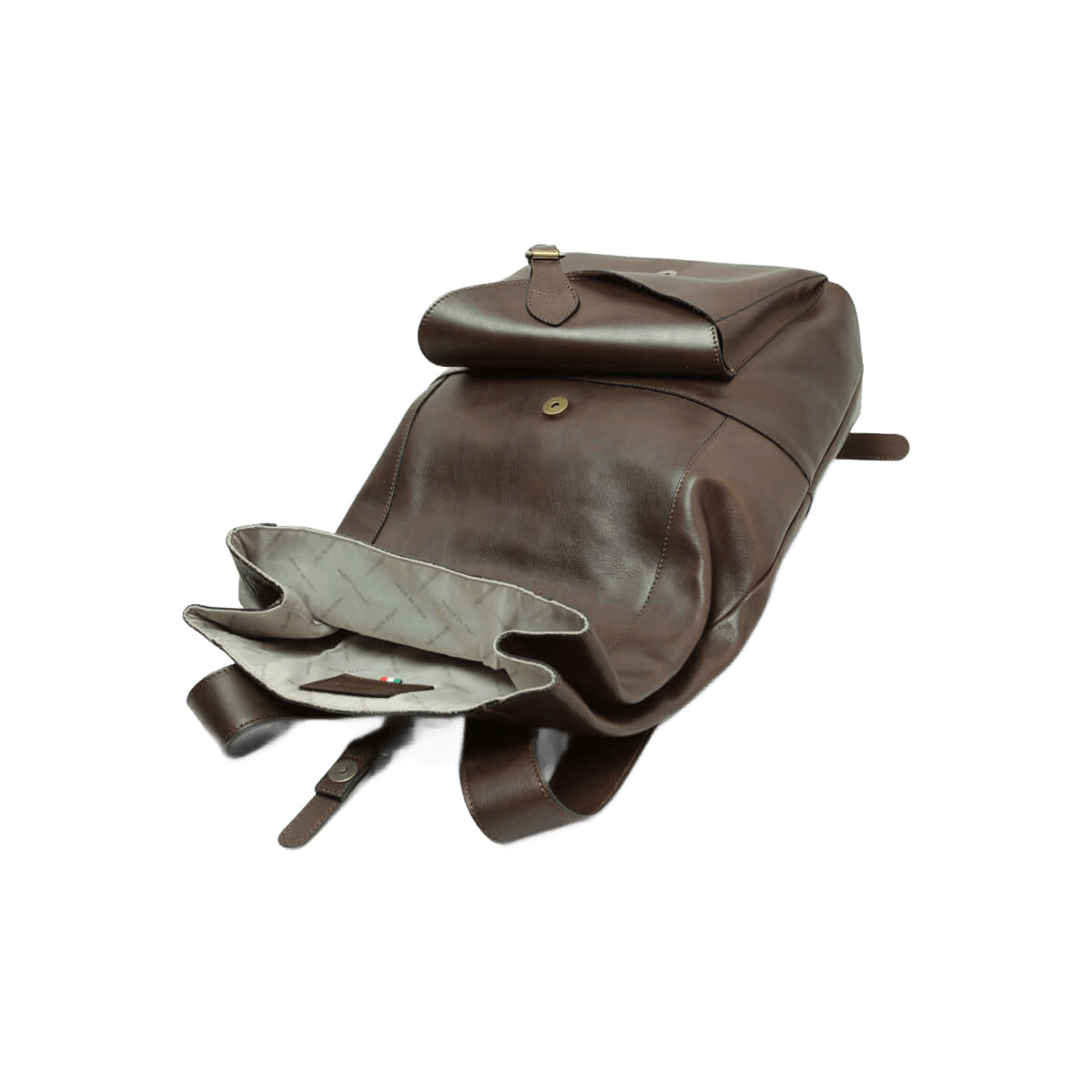 Zaino in pelle marrone con apertura superiore e patta, fibbia frontale e accessori.