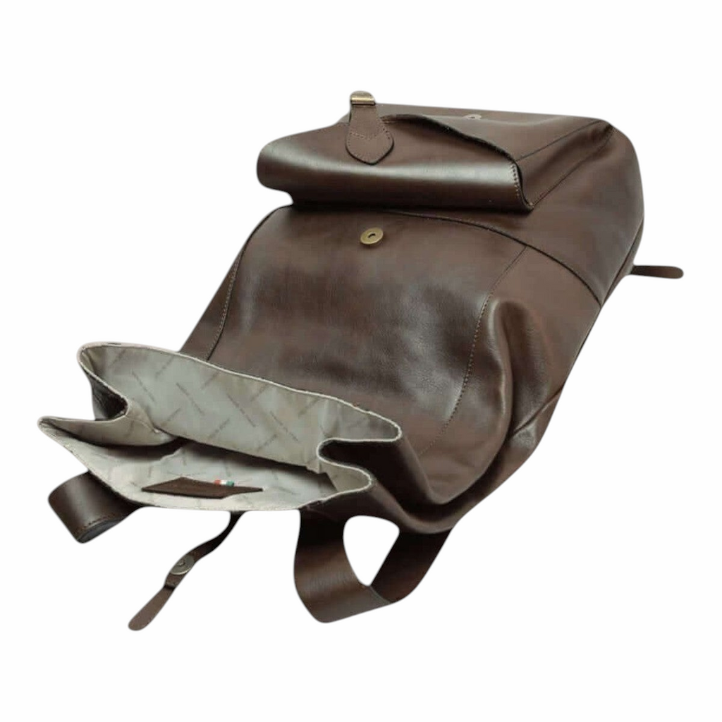 Zaino testa di moro aperto con fodera chiara e tasche interne.