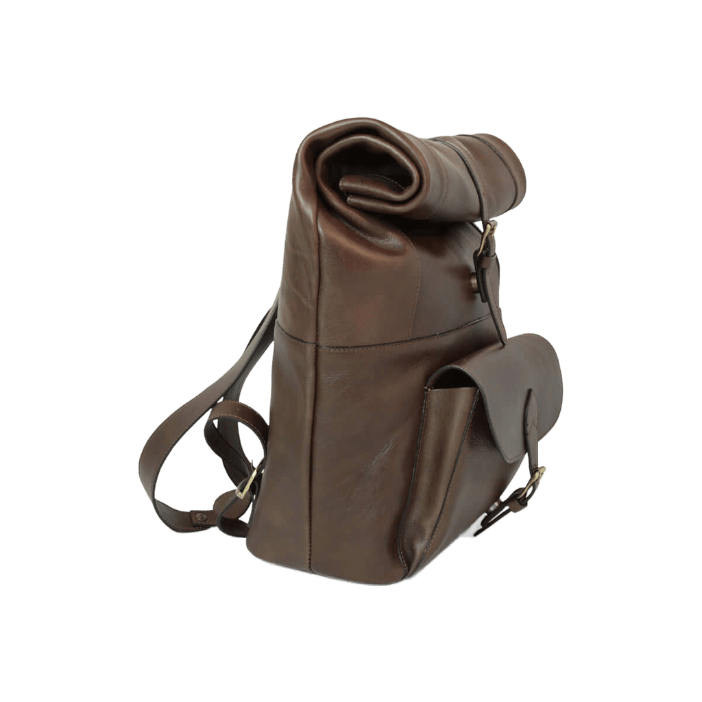 Zaino in pelle marrone con patta arrotolata e tasche frontali, spallacci e fibbie.