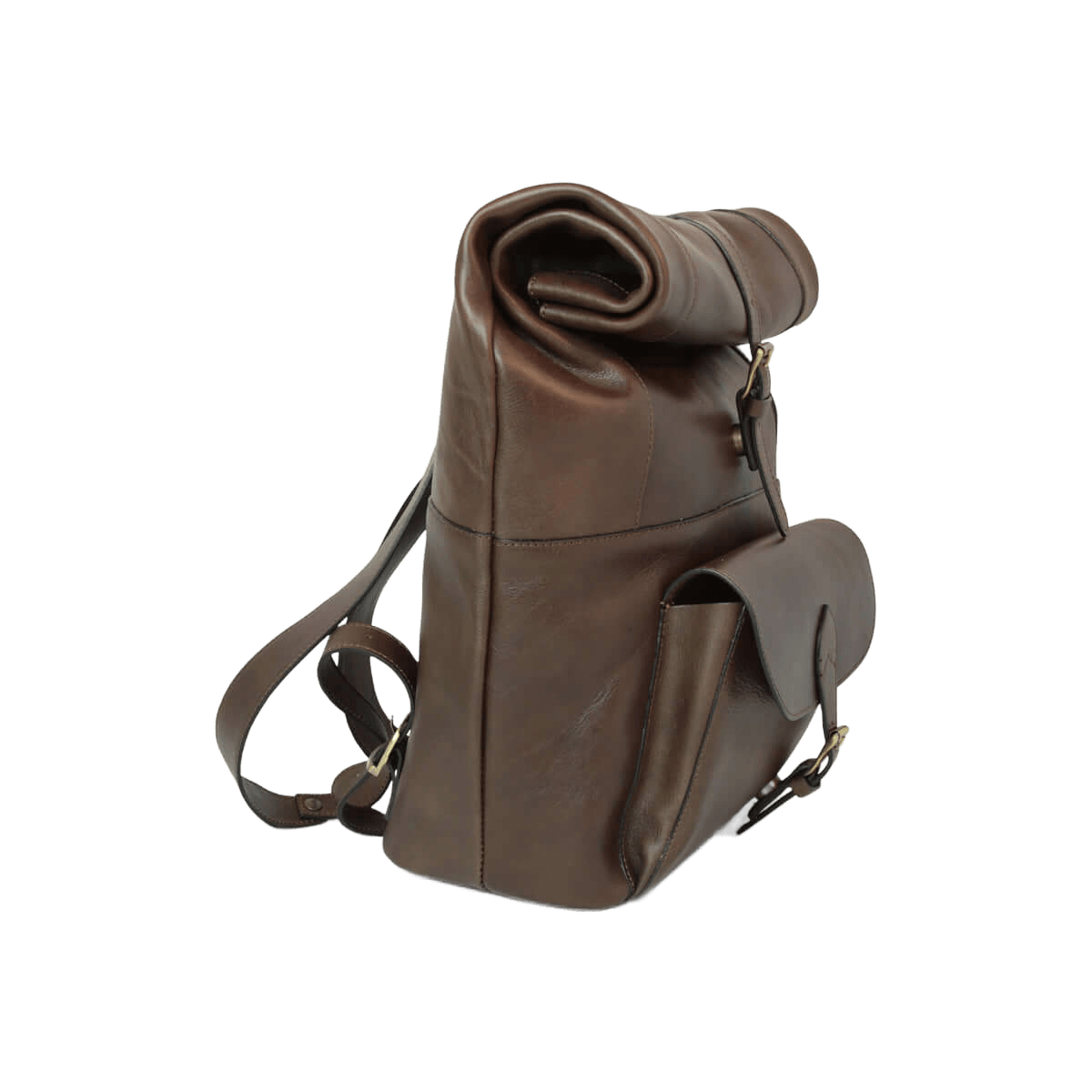 Zaino in pelle marrone con patta arrotolata e tasche frontali, spallacci e fibbie.