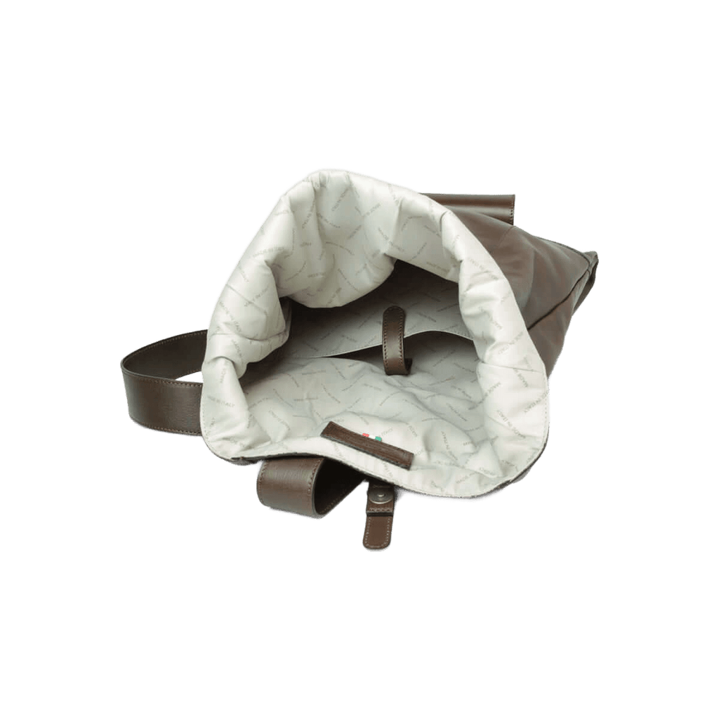 Zaino in pelle marrone con interno foderato chiaro visibile, cerniera e spallaccio.