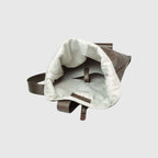 Zaino in pelle marrone con interno foderato chiaro visibile