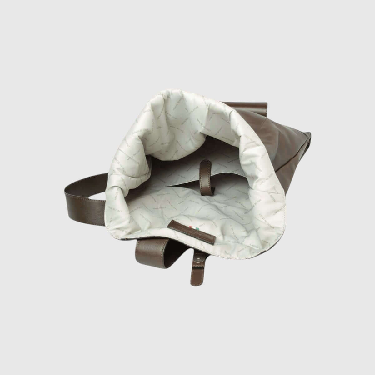 Zaino in pelle marrone con interno foderato chiaro visibile