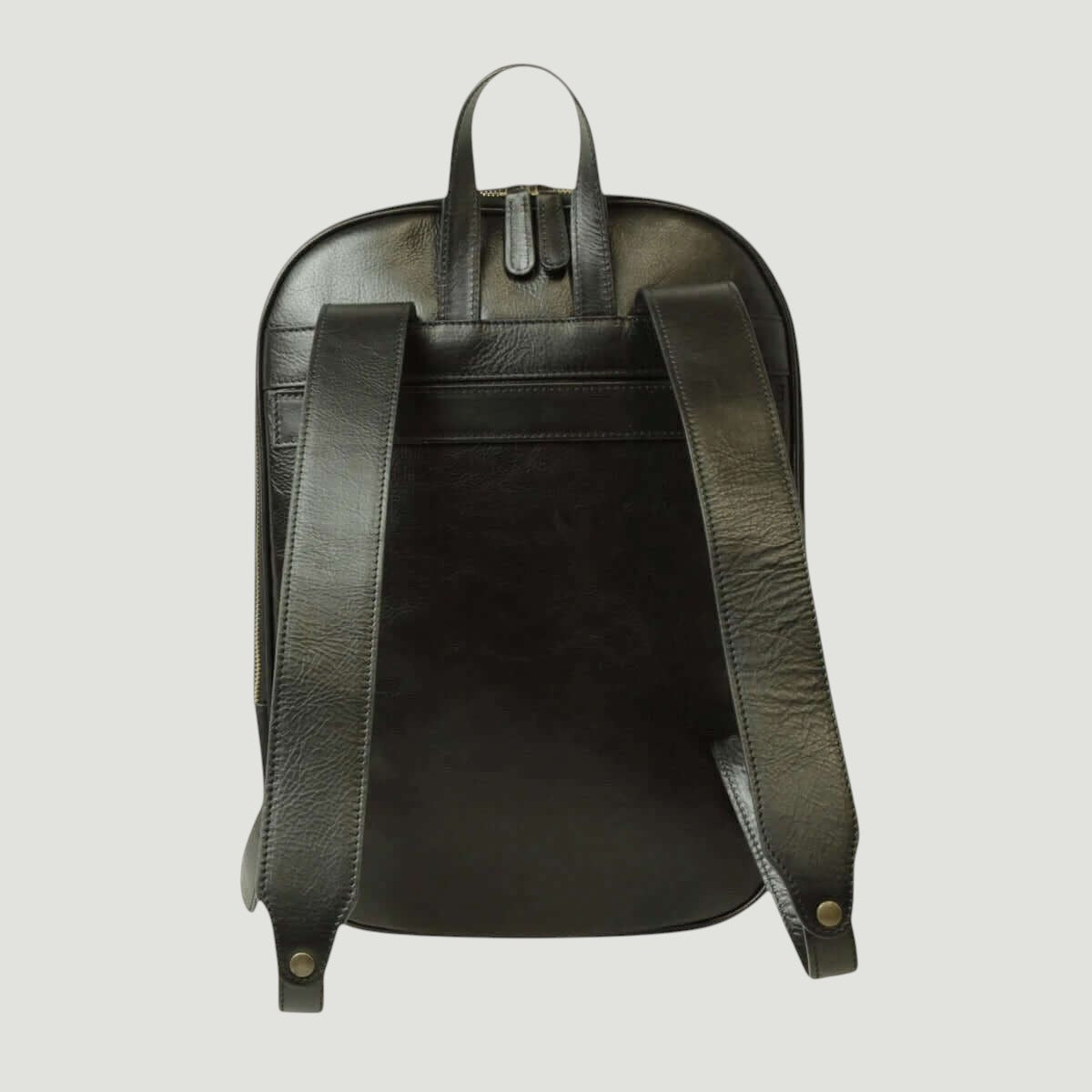 Zaino in pelle verde scuro con pannello frontale, due bretelle e chiusura con zip