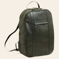 Zaino in pelle di vitello verde oliva con zip, tasca frontale e spallacci