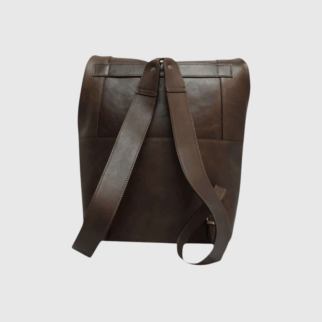 Zaino in pelle marrone con tracolla laterale e fibbie in metallo