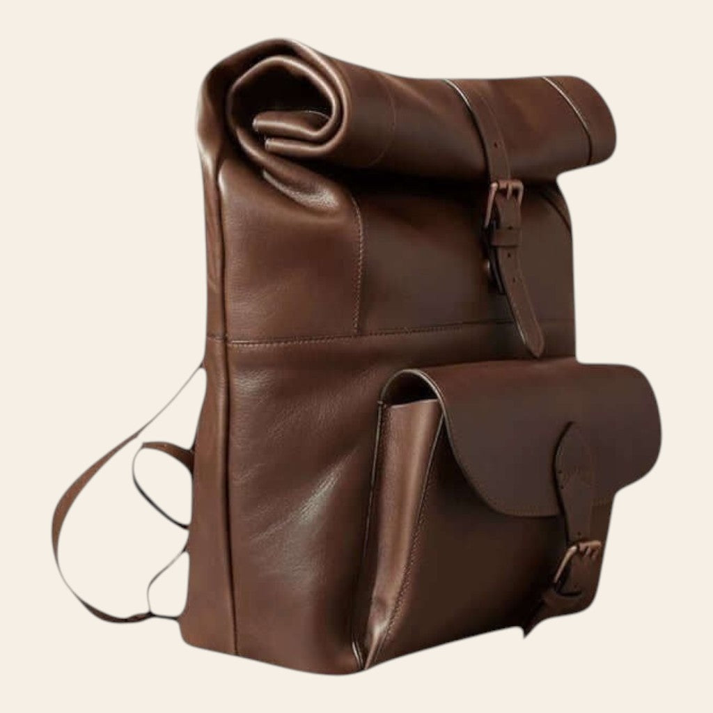 Zaino in pelle testa di moro con patta e tasca anteriore, fibbie in metallo.