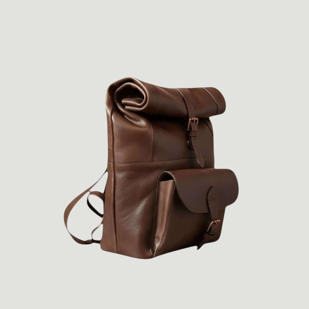Zaino in pelle marrone con pattina e tasca frontale, chiusura con fibbie, tracolle